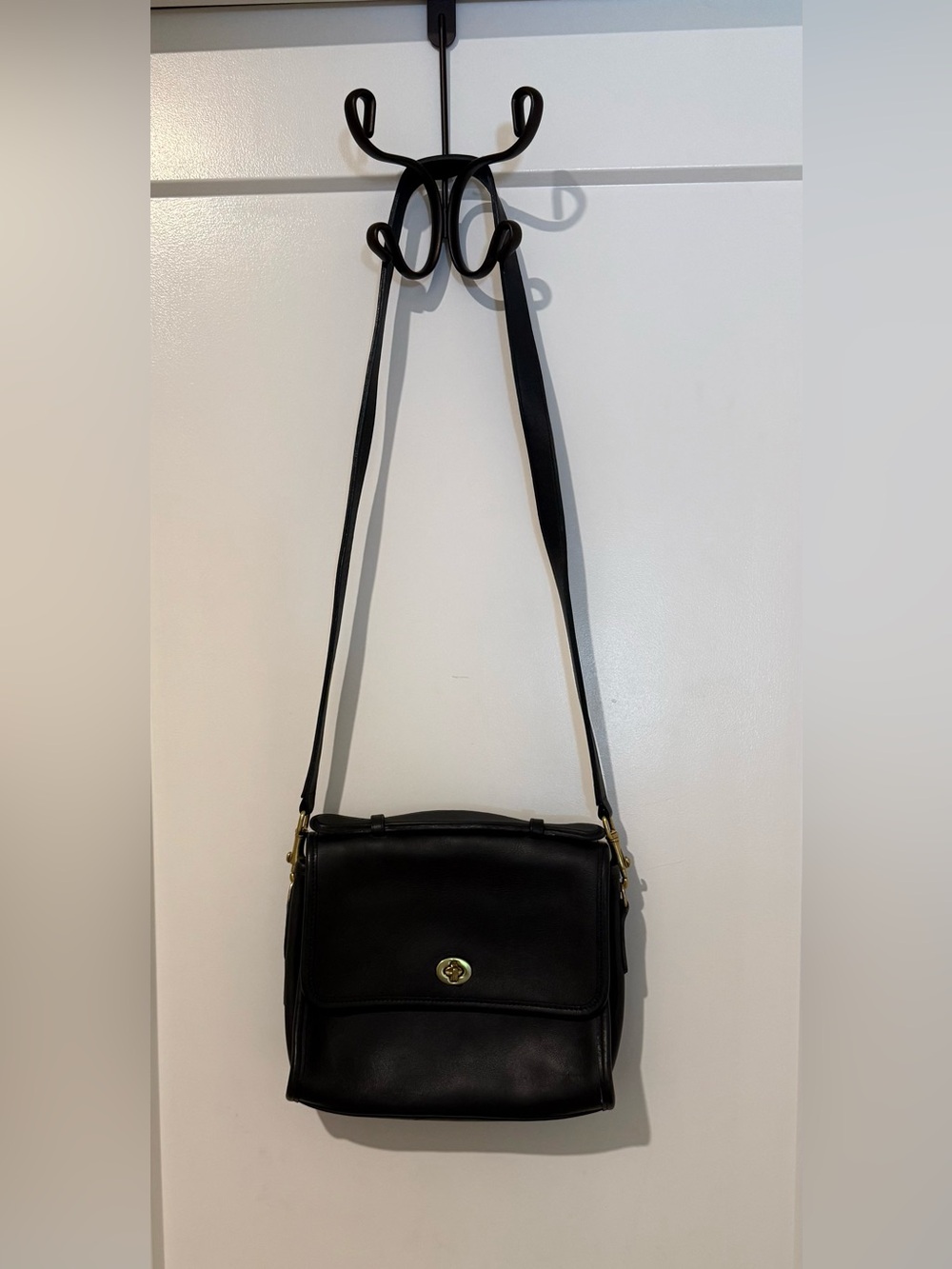 Vintage Coach Station Bag 0565 Black Leather Crossbody USA Made Turnlock